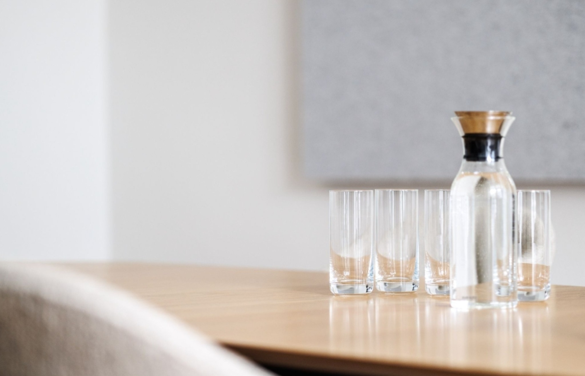 Schlichter Besprechungstisch mit Wasser und Gläsern